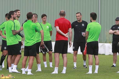 José Manuel Mateo habla con sus futbolistas una vez finalizada la primera sesión de entrenamiento en Castañares.-RAÚL G. OCHOA