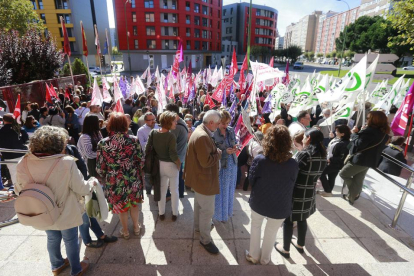 Los representantes de la plantilla de la Junta en Burgos se concentraron frente a la Delegación de la Junta.-RAÚL OCHOA