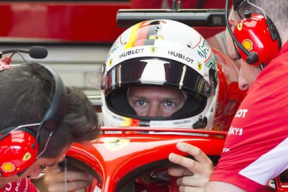 Sebastian Vettel se prepara en el interior de su Ferrari para intentar la vuelta rápida en Canadá.