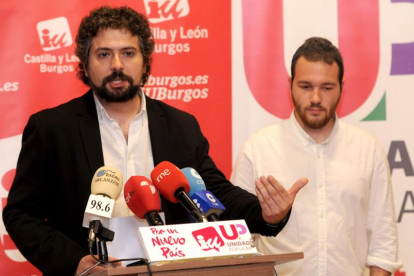 José Sarrión hablando en la sede de IU en Burgos con el Jorge García, coordinador provincial de la formación.-ISRAEL L. MURILLO