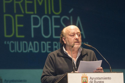 Juan Pablo Zapater, durante la lectura de cuatro poemas del libro ganador.-Israel L. Murillo