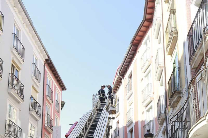 Una dotación de bomberos realiza prácticas en la calle Sombrerería.-RAÚL G. OCHOA