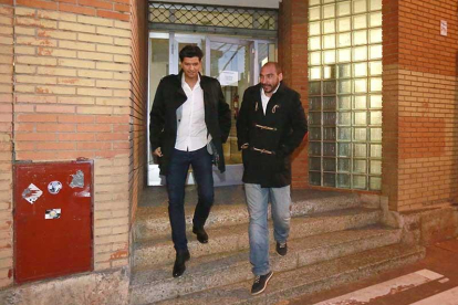 Álvaro Cámara (derecha) y otro representante del grupo mexicano salen de las oficinas de El Plantío-Raúl G. Ochoa
