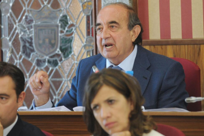 El concejal Antonio Fernández Santos en una intervención en un Pleno municipal.-ISRAEL L. MURILLO