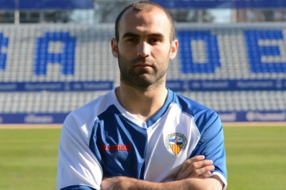 Paris Adot posa con la camiseta del Sabadell.-CESABADELL.CAT