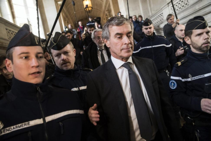 El exministro de Hacienda Jerome Cahuzac sale del Tribunal tras ser condenado a tres años de cárcel por evasión fiscal.-ETIENNE LAURENT / EFE