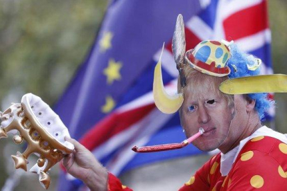 Un contrario al ’brexit’ se manifiesta en Londres con una careta de Boris Johnson.-ALASTAIR GRANT (AP)
