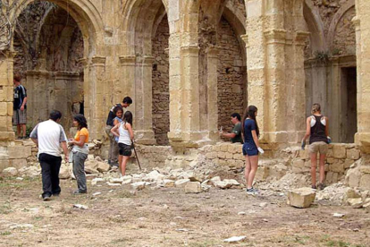 Un grupo de voluntarios trabajando en las ruinas del Monasterio.-ECB