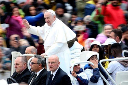 Los niños acompañan al Papa mientras saluda a los fieles a su llegada a a la plaza de San Pedro.-FRANCO ORIGLIA (GETTY IMAGES)
