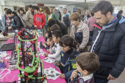 Niños y padres se divirtieron con las actividades programadas en la Escuela Politécnica Superior de La Milanera.-SANTI OTERO
