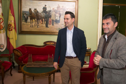 El alcalde de Burgos y el presidente de UPTA, Eduardo Abad, antes de la reunión celebrada en alcaldía. TOMÁS ALONSO