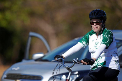 La presidenta Rousseff, en bicicleta el día antes de comparecer por el 'impeachment'.-UESLEI MARCELINO / REUTERS