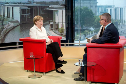 La canciller alemana, Angela Merkel, dio hoy por cerrada la polémica en torno a una posible salida temporal de Grecia de la zona euro, descartó el cese de su ministro de Finanzas, Wolfgang Schäuble, y abogó por "mirar hacia delante".-Foto: EFE