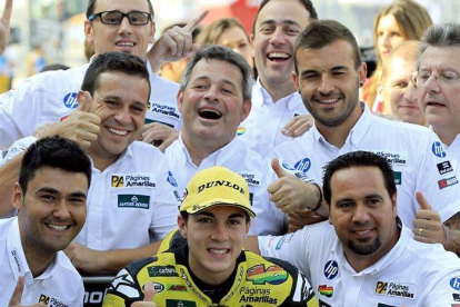 Maverick Viñales con su equipo, hoy, en el circuito de Motorlad de Alcañiz.-