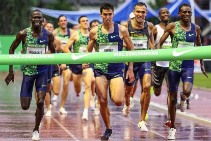Jesús Gómez esprinta por la victoria en su última carrera disputada en el Meeting de Montreui-SOLENE DECOSTA