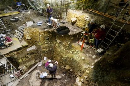 En Portalón de Cueva Mayor se trabaja en dos niveles: arriba están en niveles de Edad del Bronce de hace 3.000 años. Abajo en neolítico de hace 7.400 años. SANTI OTERO