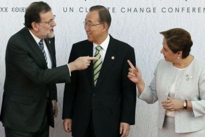 Mariano Rajoy y la diplomática mexicana Patricia Espinosa conversan en presencia del secretario general de la ONU, Ban Ki-moon, durante la llegada de mandatarios a la cumbre de Marraquech.-EFE / MARISCAL