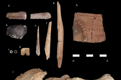 Materiales neolíticos (7.400 años): lascas retocadas (a 2), pequeña hacha retocada (b), dos cuentas de collar (c), fragmento de botón (d), punzones en hueso (e-g), cerámica decorada neolítica con cordón en impresiones (h) y falanges de caballo (i). LEH/UBU