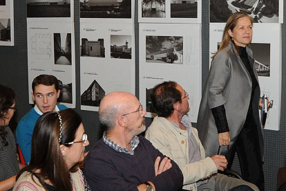 Martha Throne accede a la sala del Colegio de Arquitectos donde se impartió la conferencia.-ISRAEL L. MURILLO