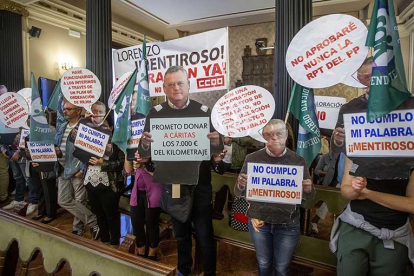 CCOO y SOI hicieron pública su postura contraria a la RPT con pancartas en contra de Rodríguez y del PP provincial.-S. O.