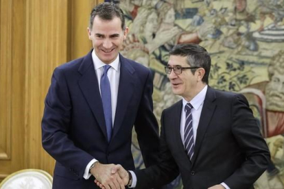 El Rey recibe al presidente del Congreso, Patxi López, este jueves en la Zarzuela.-EFE / EMILIO NARANJO