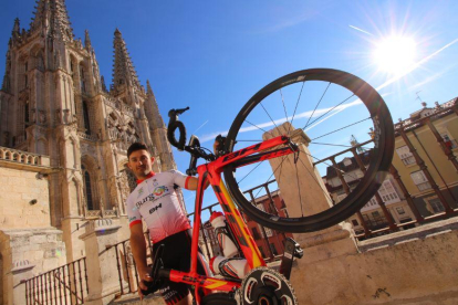 Adrián González posa con el maillot del Burgos BH, su último equipo, delante de La Catedral.-