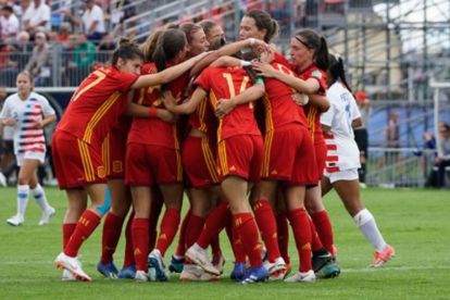 Abrazo de las jugadoras españolas.-RFEF