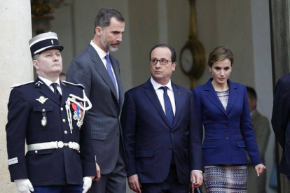 Los reyes Felipe y Letizia, junto a François Hollande, el pasado 24 de marzo en París, poco después de conocer el accidente aéreo de Germanwings en los Alpes franceses.-Foto: REUTERS / PHILIPPE WOJAZER