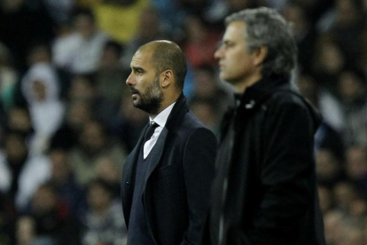Pep Guardiola y José Mourinho, en uno de sus enfrentamientos Barça-Madrid.-JOSÉ LUIS ROCA