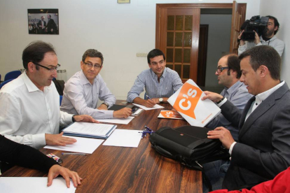 Los cabezas de lista del PP y de Ciudadanos, Alfonso Polanco (I), y Juan Pablo Izquierdo (D), respectivamente, mantienen un segundo encuentro en el que avanzar en un posible acuerdo.-Ical