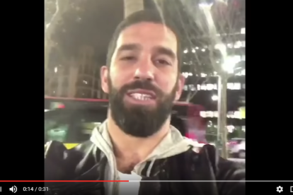 Arda Turan muestra su apoyo a ampliar los poderes de Erdogan.-