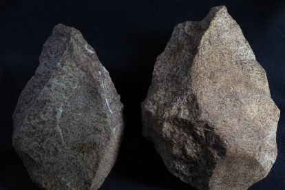 Dos bifaces hallados en Galería de las Estatuas exterior donde han aparecido 400 útiles de piedra. JAVIER TRUEBA (MSF)