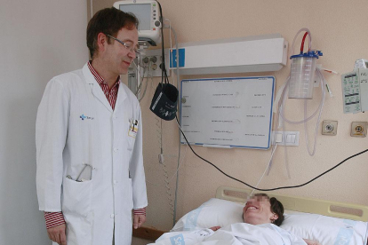 El doctor Trejo visita a una paciente en el Hospital Universitario de Burgos.-RAÚL G. OCHOA