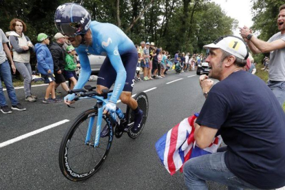 Alejandro Valverde, en pleno esfuerzo, animado por un aficionado, durante la contrarreloj de Espelette.-SEBASTIEN NOGIER