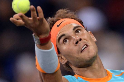 Rafael Nadal, a punto de sacar, en el partido contra Feliciano López en el torneo de Shanghái.-