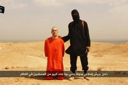 El 'Yihadista John' junto al periodista James Foley, en un vídeo difundido el 19 de agosto.-REUTERS