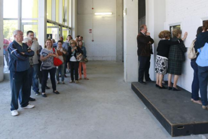 Imagen de aficionados haciendo cola ayer para adquirir entradas para los toros.-RAÚL G. OCHOA