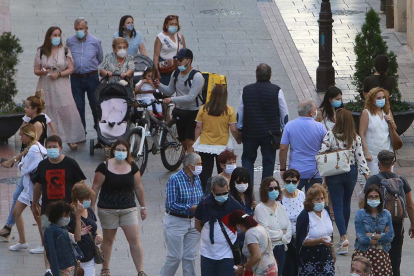 Imagen de ciudadanos en Burgos con mascarillas. RAÚL G. OCHOA