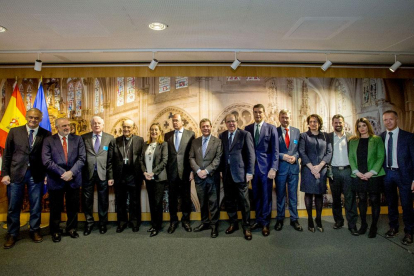 Algunos de los asistentes a la inauguración de la exposición posan frente a una fotografía de la Catedral de Burgos.-ICAL