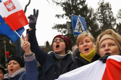 Manifestantes de la oposición frente al Parlamento de Varsovia.-REUTERS / KACPER PEMPEL