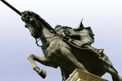 La espectacular estatua ecuestre del Cid, emblema de la ciudad de Burgos desde su inauguración. RAÚL OCHOA