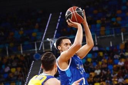 John Jenkins arma el lanzamiento-ACB PHOTO