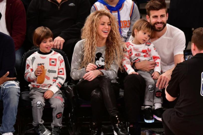 Shakira y Piqué, con sus hijos Sasha y Milan.-JAMES DEVANEY