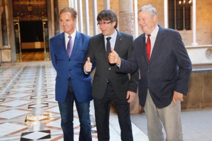 El 'president' Carles Puigdemont recibe a los congresistas de EEUU Dana Rohrabacher y Brian Higgins, en el Palau de la Generalitat.-JOSEP GARCIA