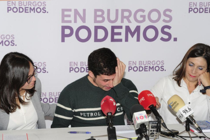Salinero, durante la rueda de prensa, arropado por Laura Domínguez (izqda) y Marga Arroyo.-ISRAEL L. MURILLO