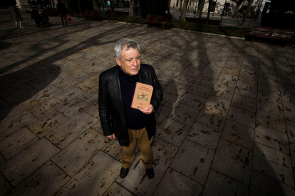 Moisés Pascual Pozas vuelve a las librerías con otra obra de alto voltaje literario, 'Los cuadernos de Julián Cameno' (Tulús Ediciones). TOMÁS ALONSO
