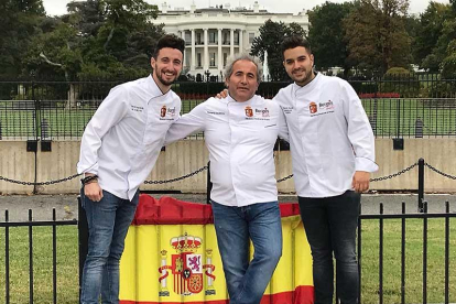 David Izquierdo, Roberto Da Silva y Ricardo Termiño posan con la bandera de España ante la Casa Blanca.-ECB