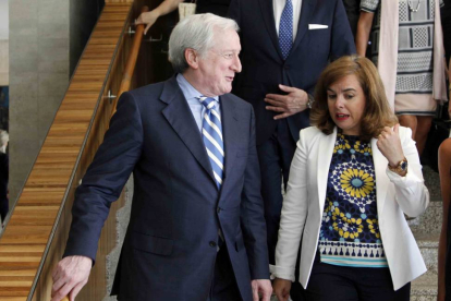 El editor del Grupo Promecal, Antonio Méndez Pozo, conversa con la vicepresidenta del Gobierno, Soraya Sáez de Santamaría-Ical