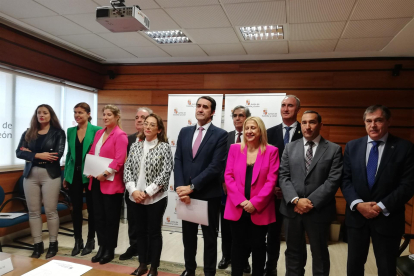 <p> González Corral y Suárez-Quiñones en la reunión con los delegados territoriales de la Junta para preparar la Campaña de Riesgos Invernales 2022-2023 - EUROPA PRESS </p>