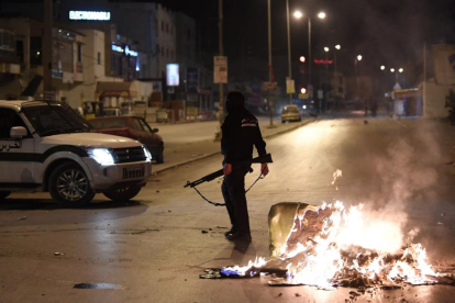 Las fuerzas de seguridad buscan en Ettadhamen, en la periferia de Túnez, a algunos participantes en las protestas, en la noche del miércoles.-/ AFP / FETHI BELAID (AFP)